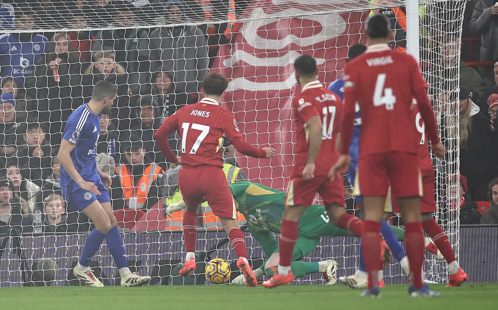 El jugador del Liverpool Curtis Jones marca el segundo gol durante el partido de la Premier League que han jugado Liverpool FC y Leicester City FC, en Liverpool, Reino Unido. EFE/EPA/ADAM VAUGHAN