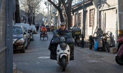 Un motociclista circula por un callejón en Pekín, China, el 31 de diciembre de 2024. EFE/EPA/JESSICA LEE