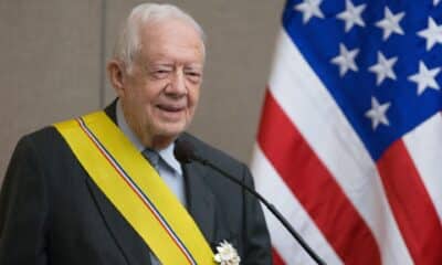 Fotografía de archivo del 14 de enero de 2016 del expresidente estadounidense, Jimmy Carter, recibiendo la Orden de Manuel Amador Guerrero de manos del presidente de Panamá, Juan Carlos Varela, en el centro Carter de Atlanta, Georgia (Estados Unidos). Jimmy Carter, fallecido este domingo a sus 100 años, entró en la historia de Estados Unidos con su improbable ascenso de cult de magnate del maní (cacahuete) a presidente del país, pero su mayor legado fue redefinir la vida después de la Casa Blanca, con una labor tenaz que dejó una huella sin precedentes en la política estadounidense y mundial. 
EFE/ Branden Camp ARCHIVO