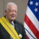 Fotografía de archivo del 14 de enero de 2016 del expresidente estadounidense, Jimmy Carter, recibiendo la Orden de Manuel Amador Guerrero de manos del presidente de Panamá, Juan Carlos Varela, en el centro Carter de Atlanta, Georgia (Estados Unidos). Jimmy Carter, fallecido este domingo a sus 100 años, entró en la historia de Estados Unidos con su improbable ascenso de cult de magnate del maní (cacahuete) a presidente del país, pero su mayor legado fue redefinir la vida después de la Casa Blanca, con una labor tenaz que dejó una huella sin precedentes en la política estadounidense y mundial. 
EFE/ Branden Camp ARCHIVO