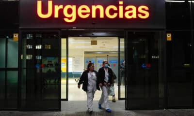 Entrada del hospital madrileño Clínico San Carlos, donde el cantante español Raphael ha sido ingresado tras sufrir un episodio cerebrovascular mientras participaba en el espacio de TVE 'La Revuelta'. EFE/ Borja Sánchez-trillo