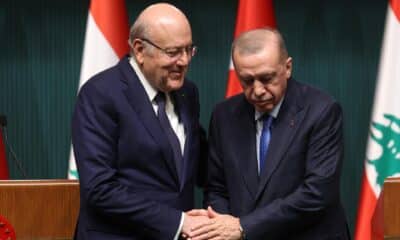 El presidente turco Recep Tayyip Erdogan (D) y el primer ministro libanés Najib Mikati (I) asisten a una conferencia de prensa después de su reunión en el Palacio Presidencial en Ankara, Turquía, el 18 de diciembre de 2024. (Líbano, Turquía) EFE/EPA/NECATI SAVAS