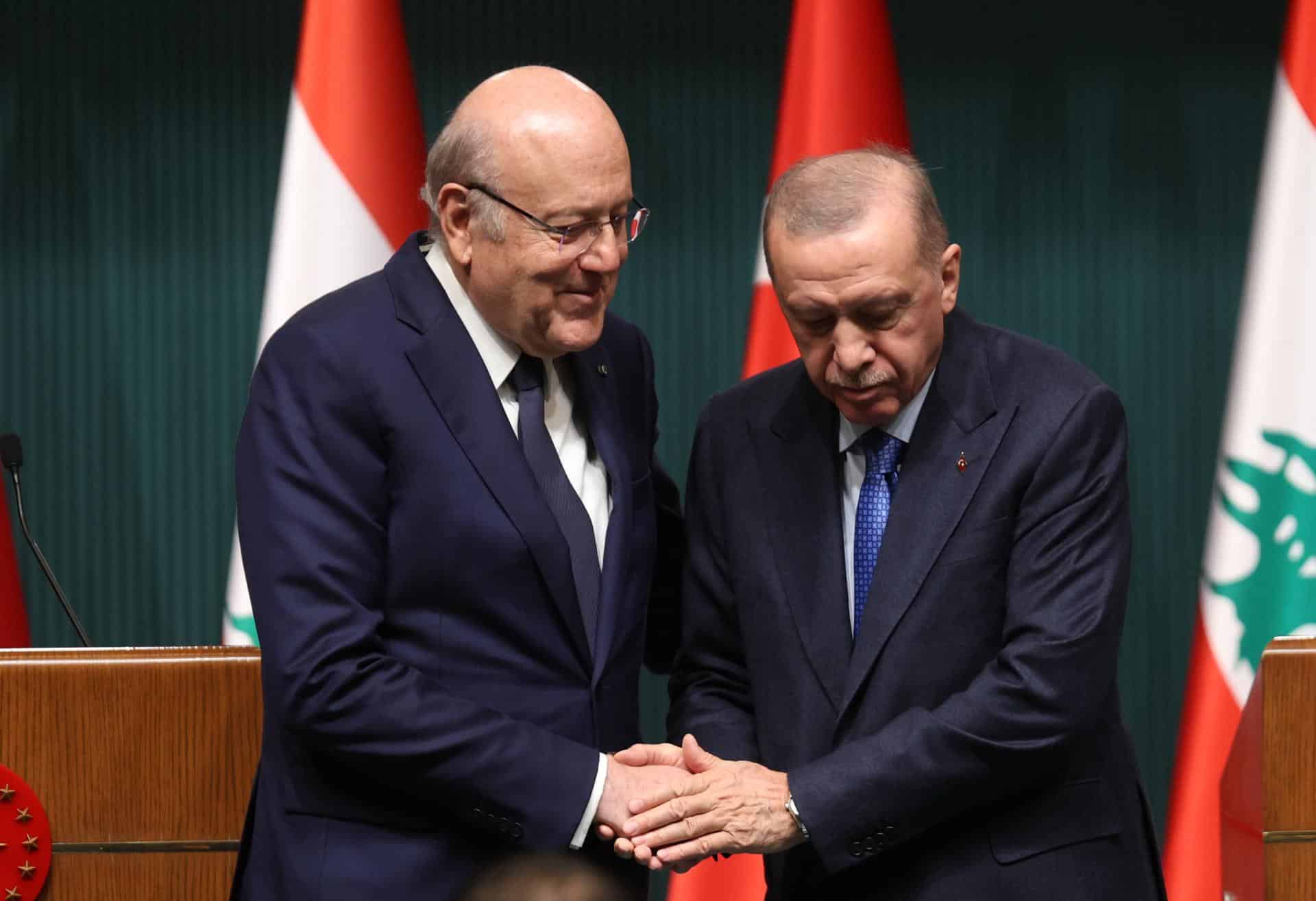 El presidente turco Recep Tayyip Erdogan (D) y el primer ministro libanés Najib Mikati (I) asisten a una conferencia de prensa después de su reunión en el Palacio Presidencial en Ankara, Turquía, el 18 de diciembre de 2024. (Líbano, Turquía) EFE/EPA/NECATI SAVAS