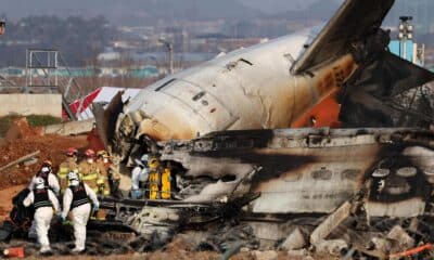 Los bomberos trabajan en los restos del avión Jeju Air siniestrado este domingo en el aeropuerto surcoreano de Muan. EFE/Han Myung-Gu