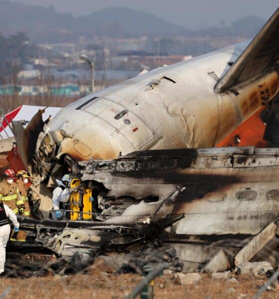 Los bomberos trabajan en los restos del avión Jeju Air siniestrado este domingo en el aeropuerto surcoreano de Muan. EFE/Han Myung-Gu