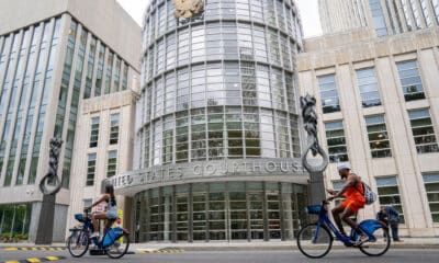 Transeúntes en bicicleta pasan frente a la corte de Brooklyn en Nueva York (EE.UU.). Archivo. EFE/ Ángel Colmenares