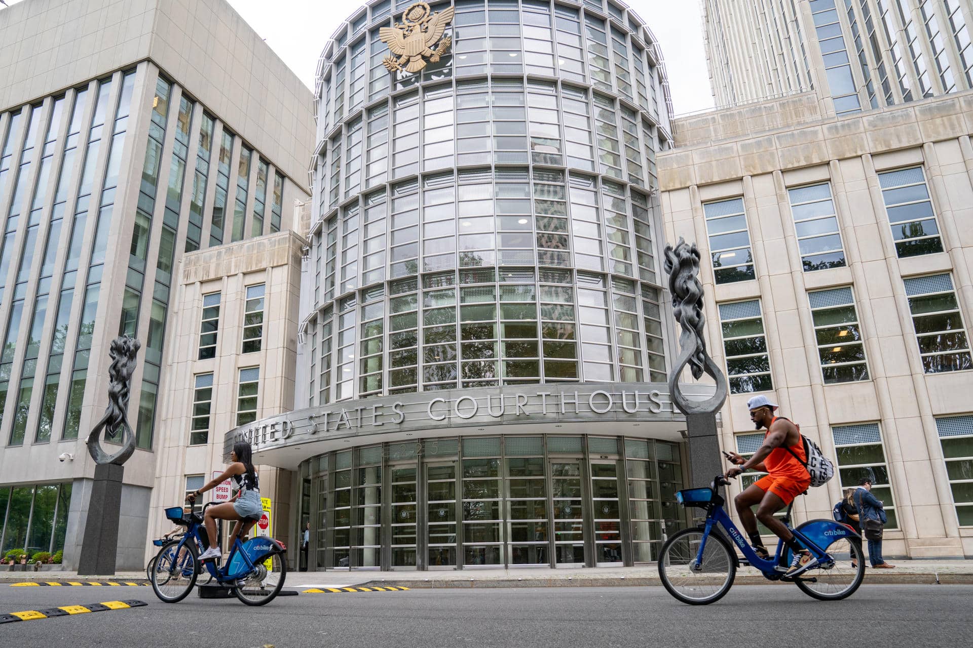 Transeúntes en bicicleta pasan frente a la corte de Brooklyn en Nueva York (EE.UU.). Archivo. EFE/ Ángel Colmenares