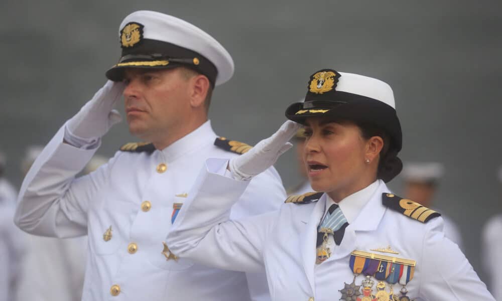 La capitana de fragata Liliana Ortiz saluda durante una ceremonia este viernes, en Cartagena (Colombia). EFE/ Ricardo Maldonado Rozo