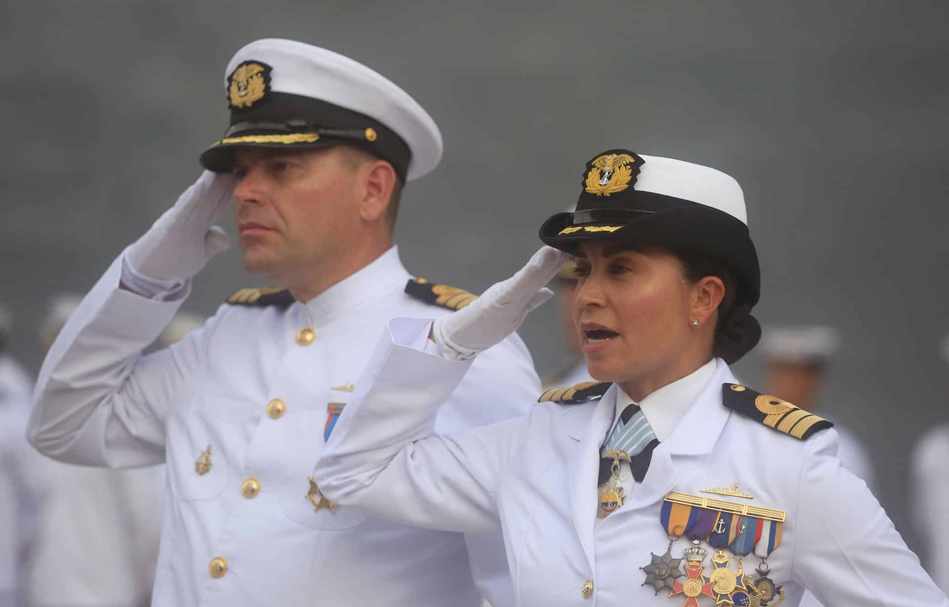 La capitana de fragata Liliana Ortiz saluda durante una ceremonia este viernes, en Cartagena (Colombia). EFE/ Ricardo Maldonado Rozo