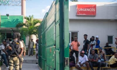 Personas esperan a la afueras del hospital La Paixe este en  Puerto Príncipe (Haití). EFE/ Johnson Sabin