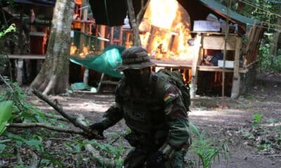 Un integrante de la fuerza antidrogas participa durante un operativo de destrucción de un megalaboratorio de cristalización de cocaina, este 23 de diciembre de 2024 en Palermos (Bolivia). EFE/Juan Carlos Torrejon