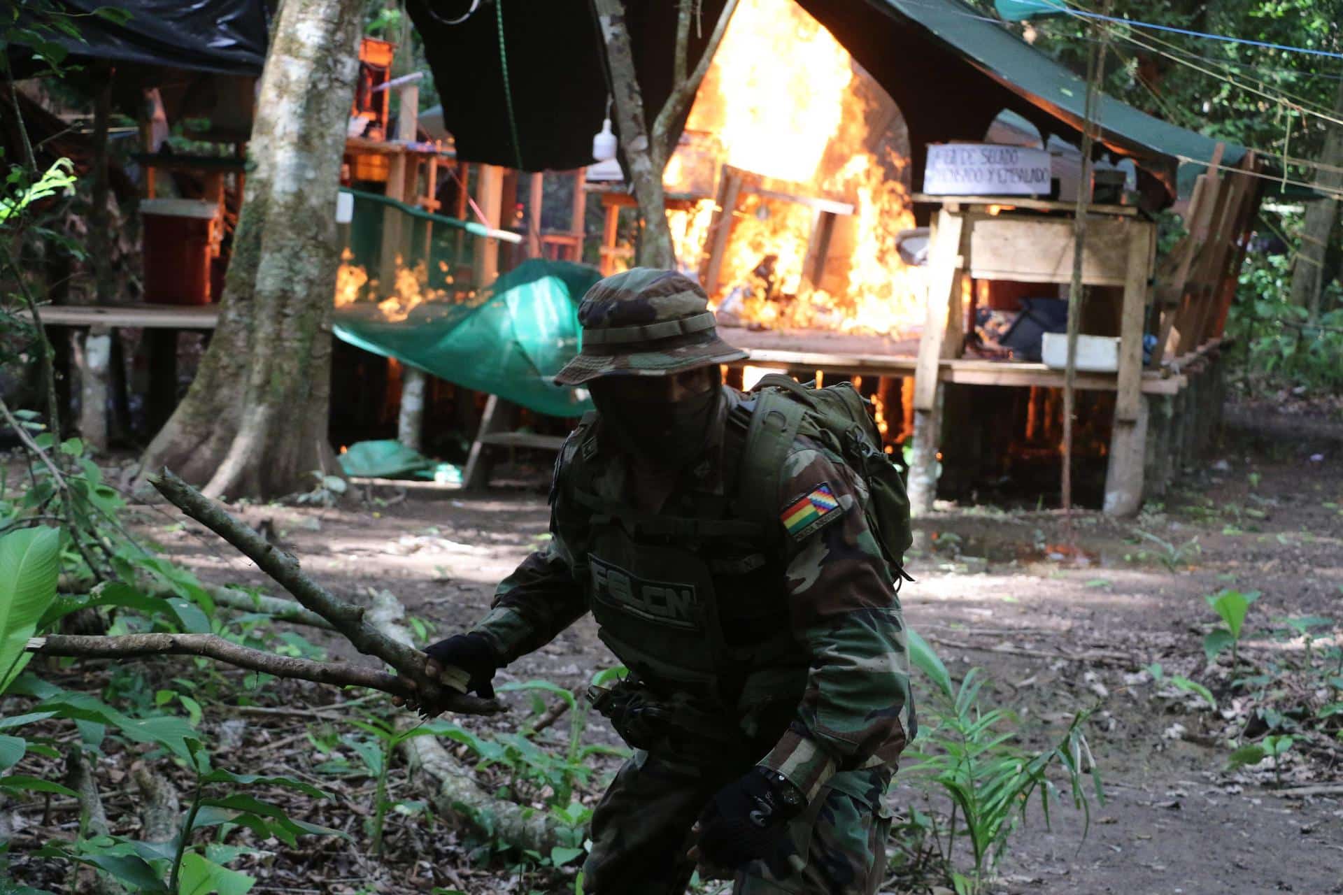 Un integrante de la fuerza antidrogas participa durante un operativo de destrucción de un megalaboratorio de cristalización de cocaina, este 23 de diciembre de 2024 en Palermos (Bolivia). EFE/Juan Carlos Torrejon