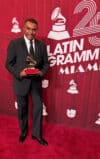 Fotografía cedida por Minaya PR del cantante dominicano José Alberto 'El canario' posando con el galardón de su Latin Grammy al Mejor Álbum Tropical Tradicional. EFE/ Minaya PR /SOLO USO EDITORIAL/SOLO DISPONIBLE PARA ILUSTRAR LA NOTICIA QUE ACOMPAÑA (CRÉDITO OBLIGATORIO)
