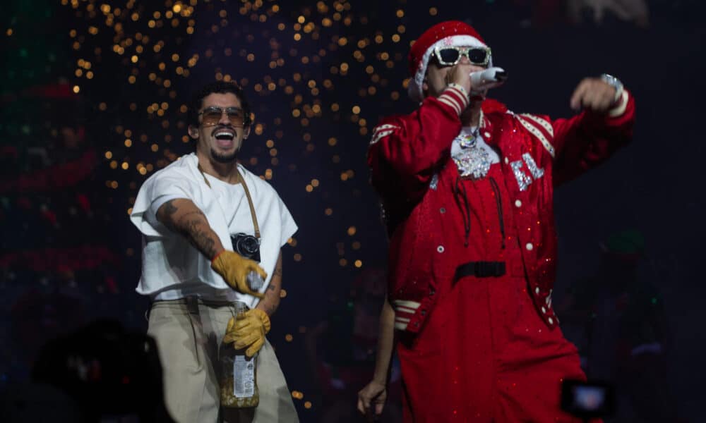 Bad Bunny (i) acompaña a Jowell y Randy en el concierto de su gira 3D este sábado, en el Coliseo Jose Miguel Agrelot en San Juan (Puerto Rico). EFE/ Thais Llora