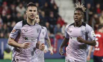 El delantero del Athletic de Bilbao Gorka Guruzeta (i) celebra su gol, primero del equipo vasco, durante el encuentro de la jornada 18 de LaLiga que Atlético Osasuna y Athletic de Bilbao disputan en El Sadar. EFE/Jesús Diges