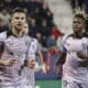 El delantero del Athletic de Bilbao Gorka Guruzeta (i) celebra su gol, primero del equipo vasco, durante el encuentro de la jornada 18 de LaLiga que Atlético Osasuna y Athletic de Bilbao disputan en El Sadar. EFE/Jesús Diges