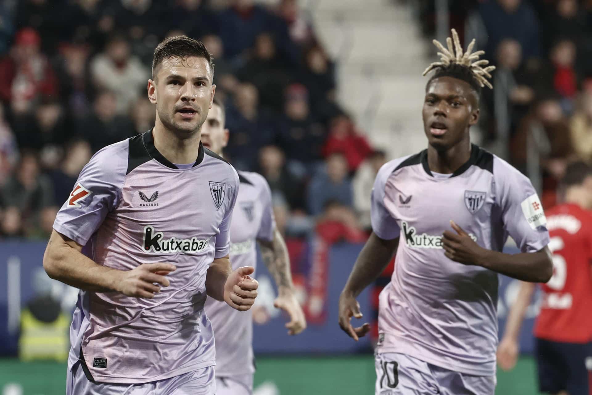 El delantero del Athletic de Bilbao Gorka Guruzeta (i) celebra su gol, primero del equipo vasco, durante el encuentro de la jornada 18 de LaLiga que Atlético Osasuna y Athletic de Bilbao disputan en El Sadar. EFE/Jesús Diges