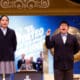 Dos niños del colegio San Ildefonso de Madrid muestran el número 72.480, el Gordo de Navidad, dotado con 400.000 euros al décimo, durante el sorteo de la Lotería de Navidad que se celebra este domingo en el Teatro Real, en Madrid. EFE/Javier Lizón