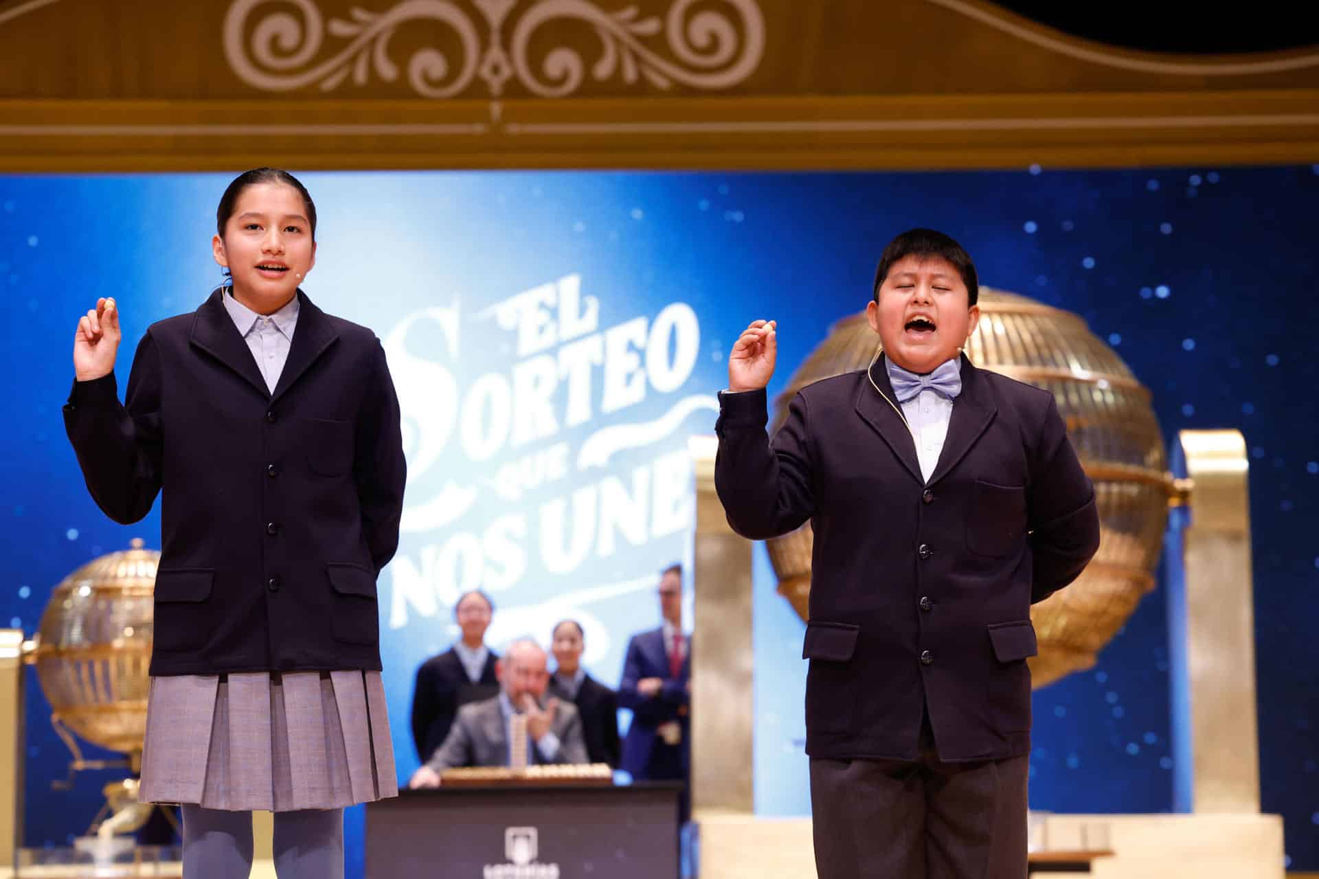 Dos niños del colegio San Ildefonso de Madrid muestran el número 72.480, el Gordo de Navidad, dotado con 400.000 euros al décimo, durante el sorteo de la Lotería de Navidad que se celebra este domingo en el Teatro Real, en Madrid. EFE/Javier Lizón