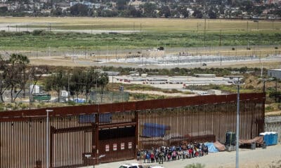 Imagen de archivo de migrantes que permanecen en la línea divisoria entre México y EEUU, en Tijuana (México). EFE/ Joebeth Terriquez