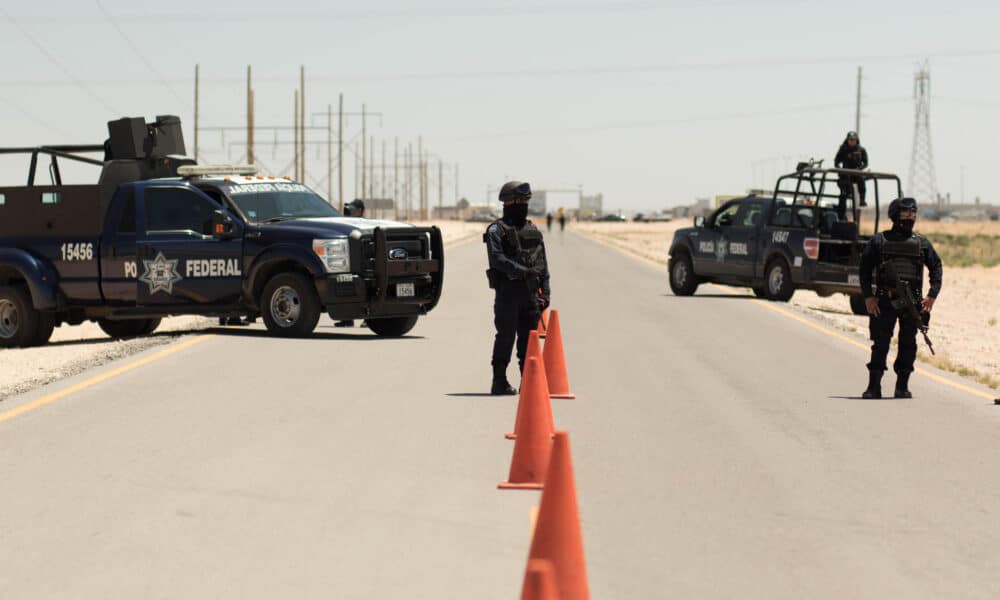 Imagen de archivo de agentes federales que resguardan el camino que conduce al Centro Federal de Readaptación Social (CEFERESO) número 1. EFE/Alejandro Bringas