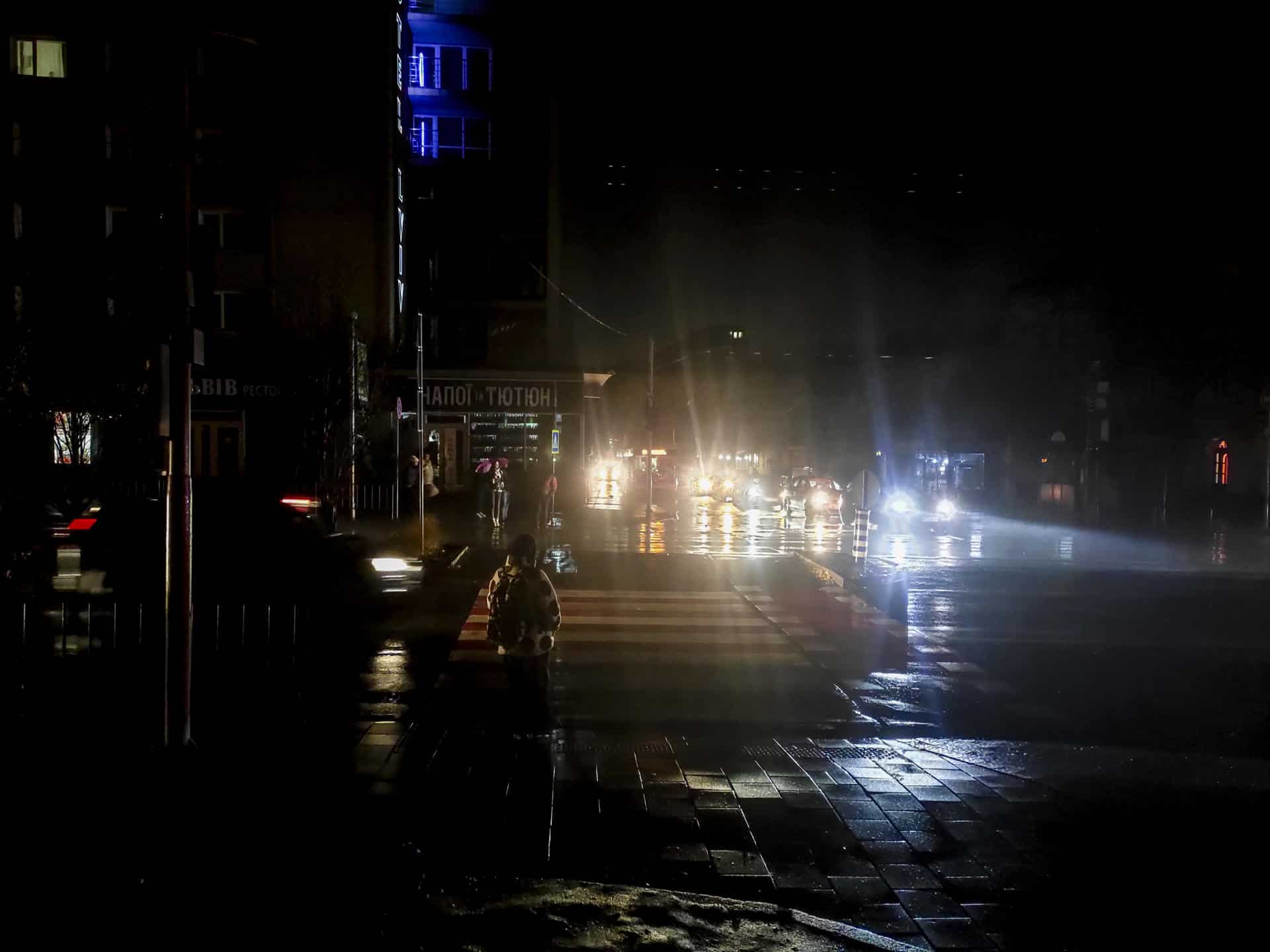 Foto de archivo de una calle en completa oscuridad en Leópolis (Ucrania) tras un ataque de Rusia contra el sistema eléctrico. EFE/ Rostyslav Averchuk