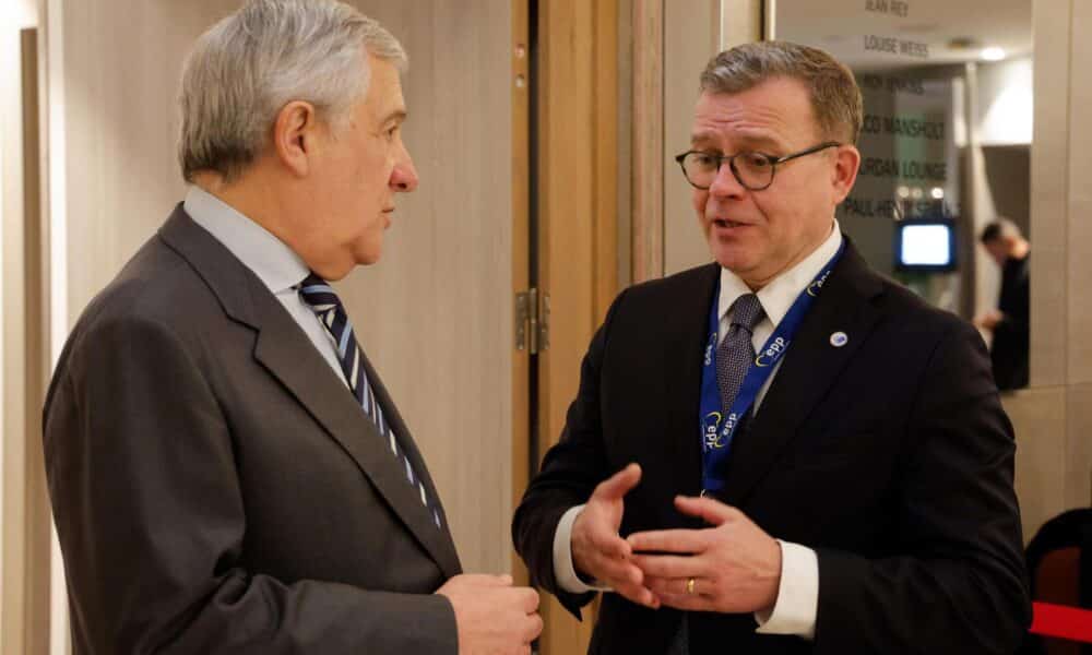 El ministro de Asuntos Exteriores de Italia, Antonio Tajani (I), se reúne con el primer ministro de Finlandia, Petteri Orpo, durante una Cumbre del Partido Popular Europeo (PPE), en Bruselas, Bélgica, 19 de diciembre de 2024. (
EFE/EPA/GIUSEPPE LAMI