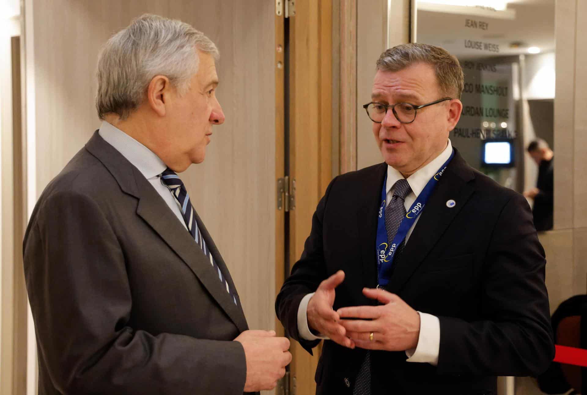 El ministro de Asuntos Exteriores de Italia, Antonio Tajani (I), se reúne con el primer ministro de Finlandia, Petteri Orpo, durante una Cumbre del Partido Popular Europeo (PPE), en Bruselas, Bélgica, 19 de diciembre de 2024. (
EFE/EPA/GIUSEPPE LAMI