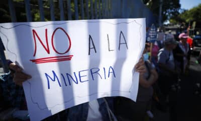 Una persona sostiene una pancarta durante una manifestación frente a la asamblea legislativa, el 23 de diciembre de 2024, en San Salvador (El Salvador). EFE/ Rodrigo Sura