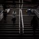 En la imagen de archivo, gente sube y baja las escaleras de una estación de metro de la ciudad rusa de Ekaterinburgo. EFE/ROMAN PILIPEY