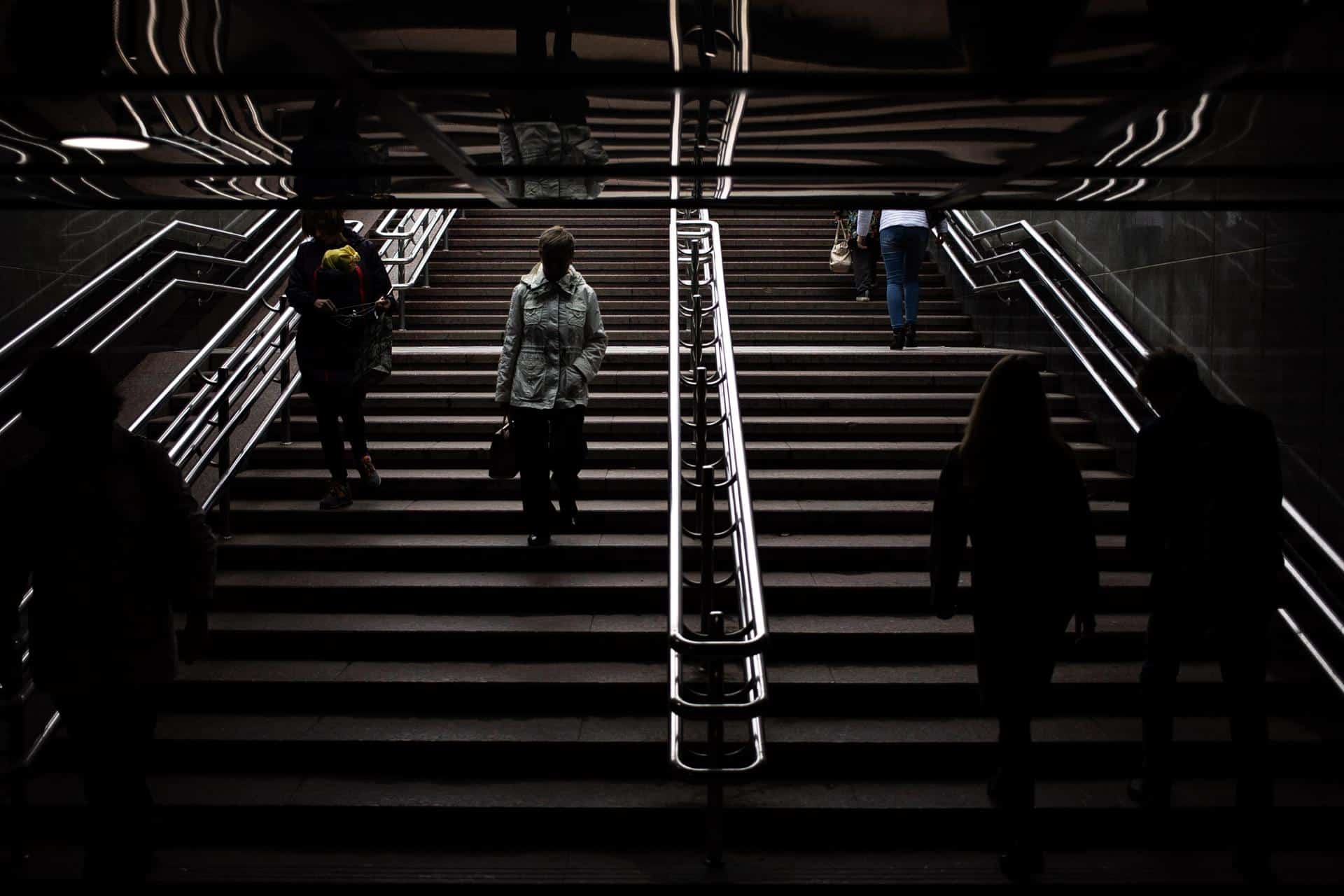 En la imagen de archivo, gente sube y baja las escaleras de una estación de metro de la ciudad rusa de Ekaterinburgo. EFE/ROMAN PILIPEY