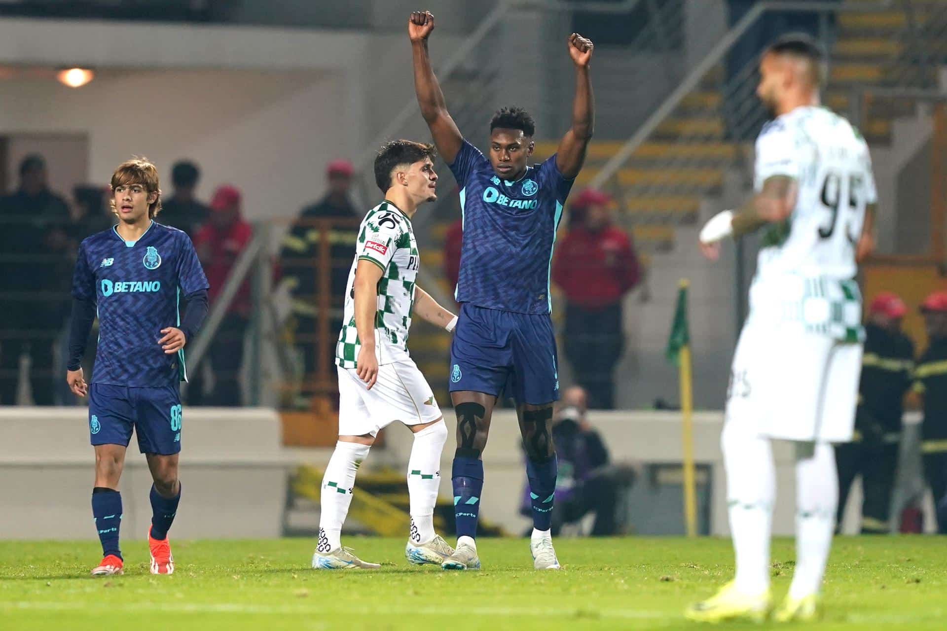 El delantero español del FC Porto Samu celebra un gol al Moreirense en el Comendador Joaquim de Almeida Freitas Stadium en Moreira de Conegos, Guimaraes, Portugal. EFE/EPA/HUGO DELGADO