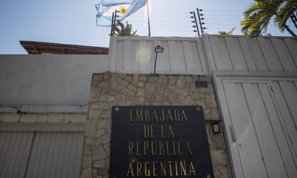 Fotografía de archivo de la sede de la Embajada de Argentina en Caracas (Venezuela). EFE/ Miguel Gutiérrez