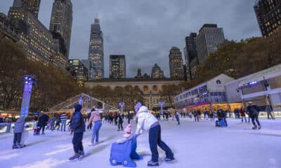 Fotografía del 2 de diciembre de 2024 de personas patinando en la pista de hielo Bryant Park, en Nueva York (Estados Unidos). EFE/Ángel Colmenares