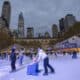 Fotografía del 2 de diciembre de 2024 de personas patinando en la pista de hielo Bryant Park, en Nueva York (Estados Unidos). EFE/Ángel Colmenares