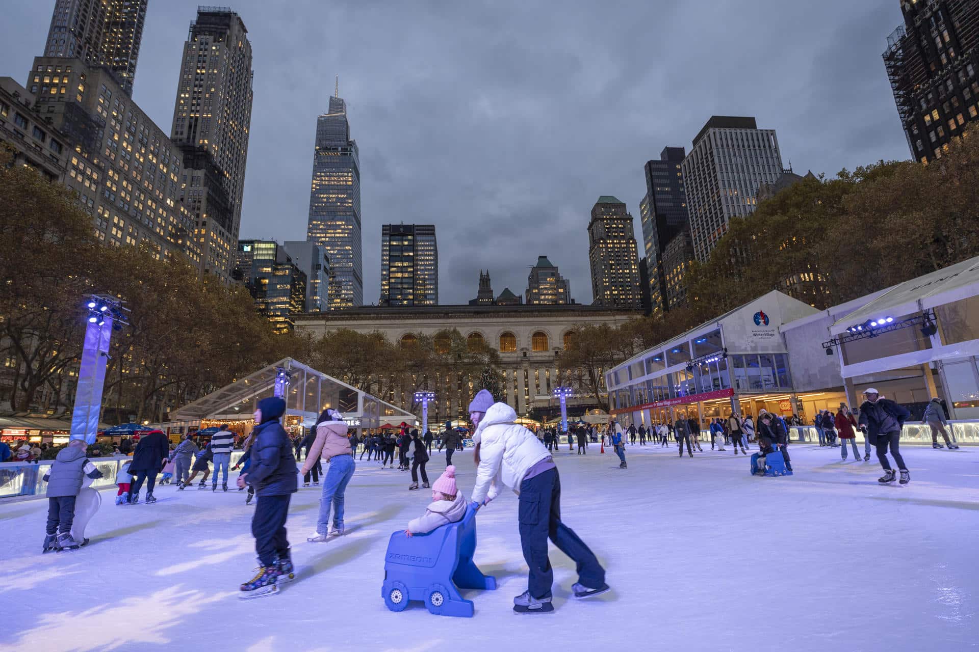 Fotografía del 2 de diciembre de 2024 de personas patinando en la pista de hielo Bryant Park, en Nueva York (Estados Unidos). EFE/Ángel Colmenares