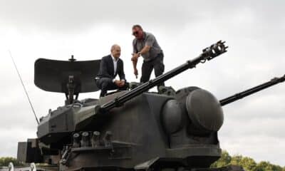 Foto archivo. El canciller alemán Olaf Scholz muestra un tanque antiaéreo Gepard, de Juergen Schoch, el entrenador principal del sistema Gebhard, durante su visita a una instalación de entrenamiento del fabricante de armas Krauss-Maffei Wegmann en la zona de entrenamiento militar de Putlos en Oldenburg, Holstein, Alemania, 25 de agosto de 2022. Alemania ha prometido a Ucrania la entrega de 30 Los tanques antiaéreos autopropulsados ​​Gepard, el primero de los cuales llegó el mes pasado. EFE/EPA/Morris MacMatzen / POOL