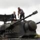 Foto archivo. El canciller alemán Olaf Scholz muestra un tanque antiaéreo Gepard, de Juergen Schoch, el entrenador principal del sistema Gebhard, durante su visita a una instalación de entrenamiento del fabricante de armas Krauss-Maffei Wegmann en la zona de entrenamiento militar de Putlos en Oldenburg, Holstein, Alemania, 25 de agosto de 2022. Alemania ha prometido a Ucrania la entrega de 30 Los tanques antiaéreos autopropulsados ​​Gepard, el primero de los cuales llegó el mes pasado. EFE/EPA/Morris MacMatzen / POOL