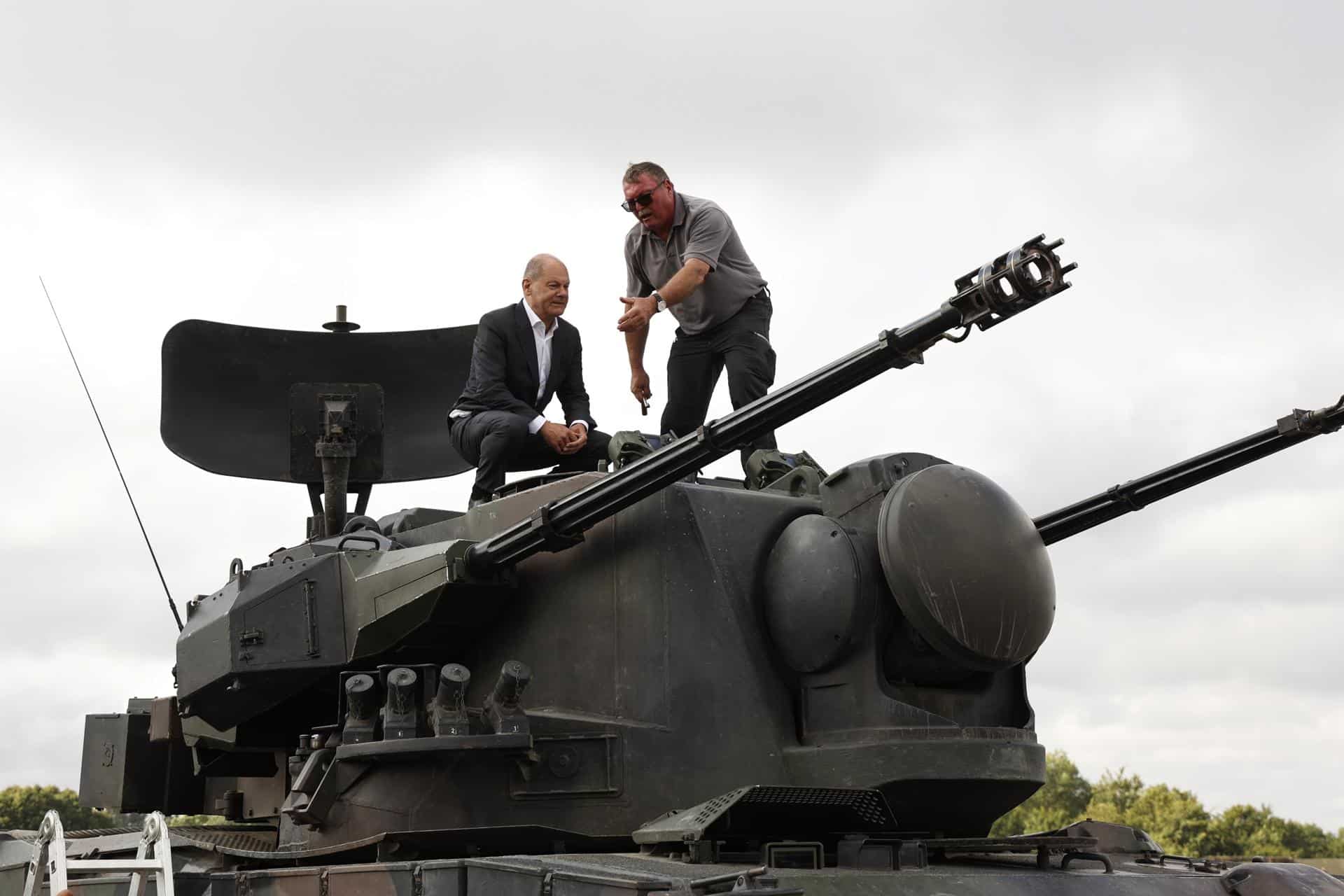 Foto archivo. El canciller alemán Olaf Scholz muestra un tanque antiaéreo Gepard, de Juergen Schoch, el entrenador principal del sistema Gebhard, durante su visita a una instalación de entrenamiento del fabricante de armas Krauss-Maffei Wegmann en la zona de entrenamiento militar de Putlos en Oldenburg, Holstein, Alemania, 25 de agosto de 2022. Alemania ha prometido a Ucrania la entrega de 30 Los tanques antiaéreos autopropulsados ​​Gepard, el primero de los cuales llegó el mes pasado. EFE/EPA/Morris MacMatzen / POOL