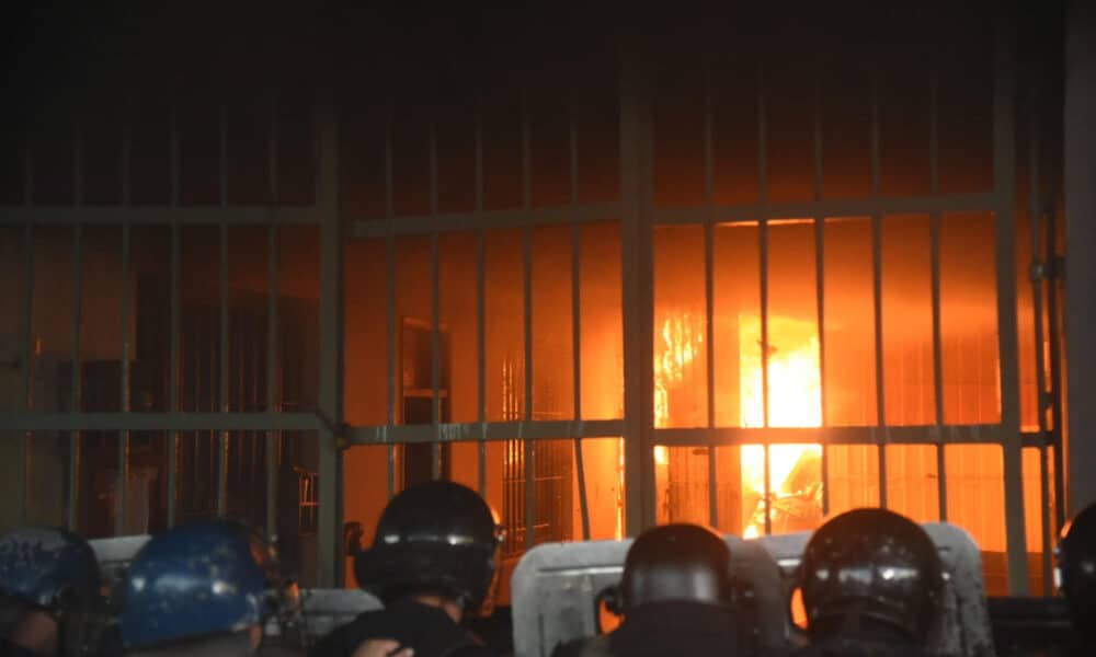 Fotografía de archivo de policías antimotines que hacen presencia en la penitenciaría de Tacumbú, en Asunción (Paraguay). EFE/ Stringer