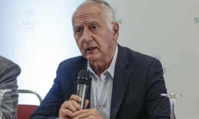 Fotografía de archivo del 30 de septiembre de 2024 del ministro de Salud y Protección Social de Colombia, Guillermo Alfonso Jaramillo, hablando en una rueda de prensa en Bogotá (Colombia). EFE/ Carlos Ortega