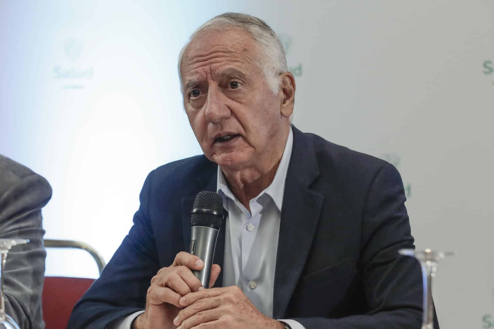 Fotografía de archivo del 30 de septiembre de 2024 del ministro de Salud y Protección Social de Colombia, Guillermo Alfonso Jaramillo, hablando en una rueda de prensa en Bogotá (Colombia). EFE/ Carlos Ortega