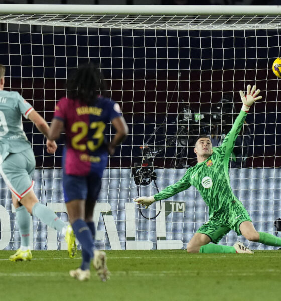 El delantero noruego del Atlético de Madrid Alexander Sørloth (i) marca su gol durante el partido de la jornada 18 de LaLiga entre el FC Barcelona y el Atlético de Madrid, este sábado en el estadio olímpico Lluis Companys. EFE/Siu Wu