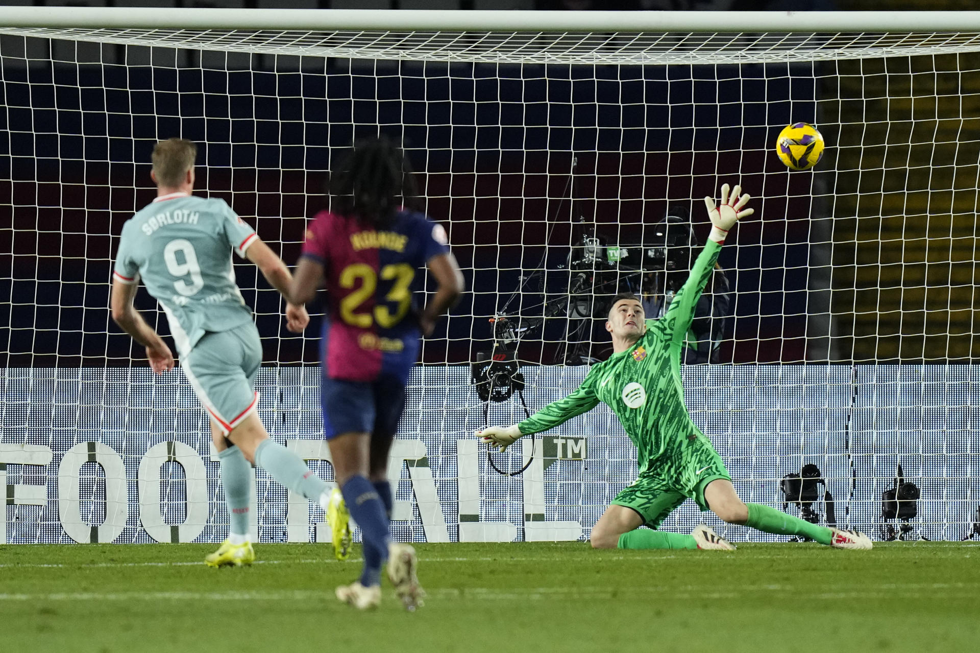 El delantero noruego del Atlético de Madrid Alexander Sørloth (i) marca su gol durante el partido de la jornada 18 de LaLiga entre el FC Barcelona y el Atlético de Madrid, este sábado en el estadio olímpico Lluis Companys. EFE/Siu Wu