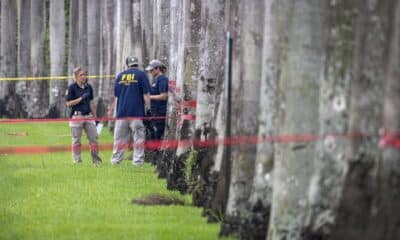 Fotografía de archivo en donde oficiales del FBI revisan el costado del Trump International Golf Club en West Palm Beach, Florida, EE. UU. EFE/CRISTÓBAL HERRERA-ULASHKEVICH