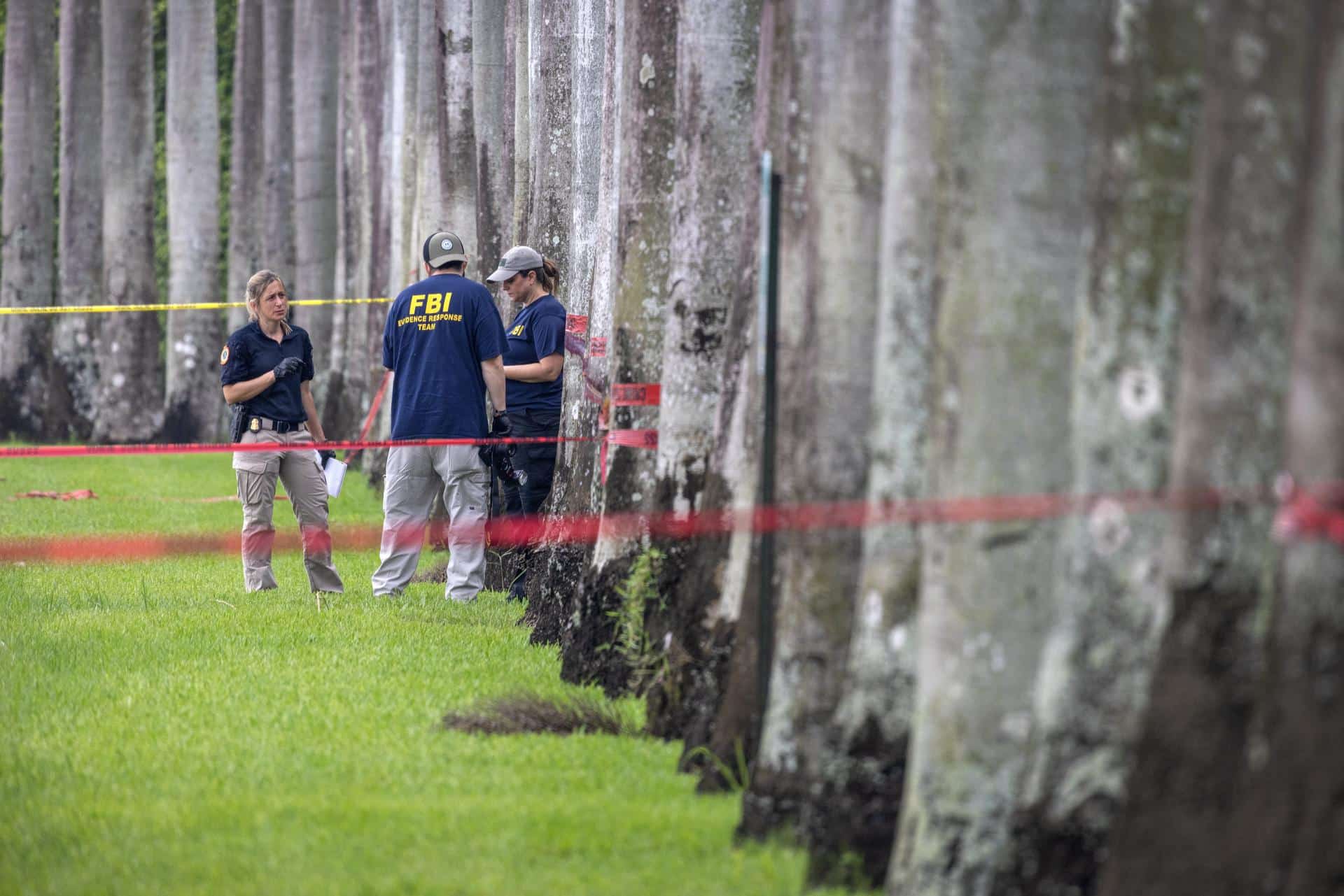 Fotografía de archivo en donde oficiales del FBI revisan el costado del Trump International Golf Club en West Palm Beach, Florida, EE. UU. EFE/CRISTÓBAL HERRERA-ULASHKEVICH