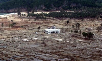 Fotografía de archivo de la gran mezquita de Banda Aceh tras el tsunami de hace 20 años. 
EFE/EPA/MAST IRHAM *** Local Caption *** 00400006