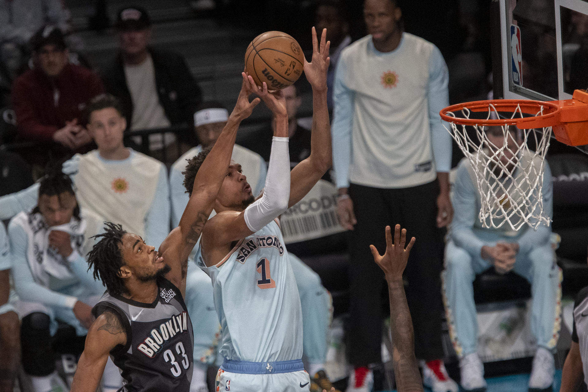 Victor Wembanyama (d) de San Antonio Spurs disputa un balón con Nic Claxton, de los Brooklyn Nets, en el Barclays Center de Nueva York. EFE/ Ángel Colmenares