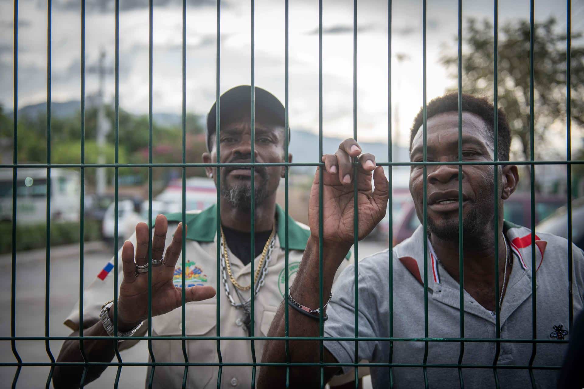 Empleados del hospital La Paix reaccionan este martes 24 de diciembre, en Puerto Príncipe (Haití). EFE/ Johnson Sabin