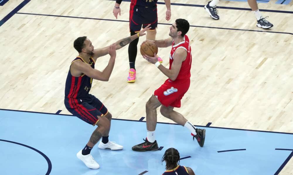 El español Santi Aldama (d) de los Memphis Grizzlies disputa un balón con Stephen Curry de los Golden State Warriors este jueves, en el FedEx Forum en Memphis (Estados Unidos). EFE/ Karen Pulfer Focht